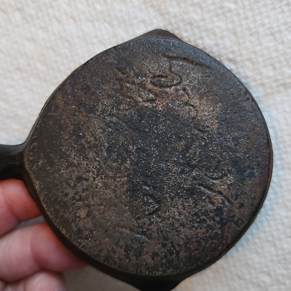 Set Of 2 Mini Cast Iron Decorative Skillets 60s Or 70s Vintage 1 Has Copywrite - Picture 6 of 6